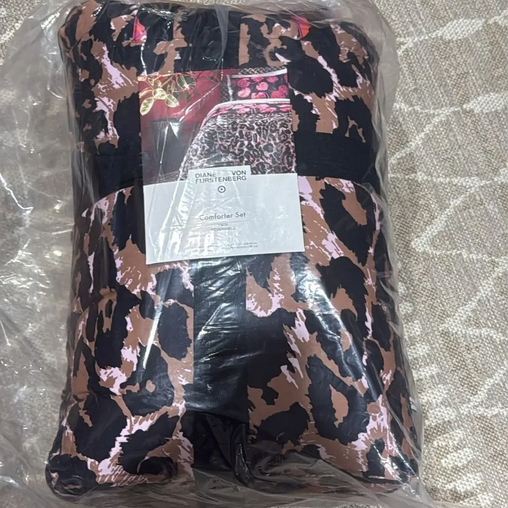 Diane von‎ Furstenberg x Target NEW Leopard & Geranium Leaf Reversible Comforter